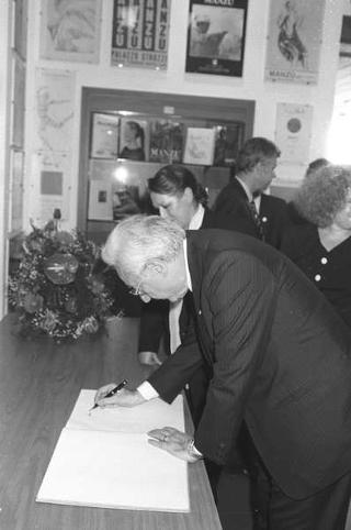 Intervento, in forma privata, del Presidente della Repubblica Francesco Cossiga  all'inaugurazione della Mostra "Omaggio a Manzù". Museo Manzù, Ardea (Roma)