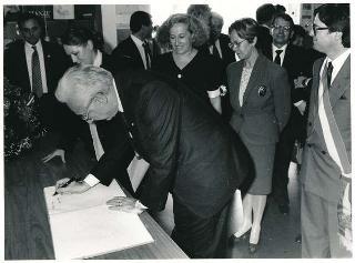 Intervento, in forma privata, del Presidente della Repubblica Francesco Cossiga  all'inaugurazione della Mostra "Omaggio a Manzù". Museo Manzù, Ardea (Roma)