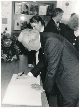 Intervento, in forma privata, del Presidente della Repubblica Francesco Cossiga  all'inaugurazione della Mostra "Omaggio a Manzù". Museo Manzù, Ardea (Roma)