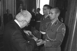 Incontro con una delegazione di allievi della Scuola sottufficiali dell'esercito di Viterbo, in servizio di Guardia d'Onore al Palazzo del Quirinale