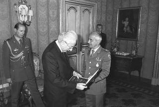 Incontro con una delegazione di allievi della Scuola sottufficiali dell'esercito di Viterbo, in servizio di Guardia d'Onore al Palazzo del Quirinale