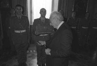 Incontro con una delegazione di allievi della Scuola sottufficiali dell'esercito di Viterbo, in servizio di Guardia d'Onore al Palazzo del Quirinale