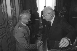 Incontro con una delegazione di allievi della Scuola sottufficiali dell'esercito di Viterbo, in servizio di Guardia d'Onore al Palazzo del Quirinale