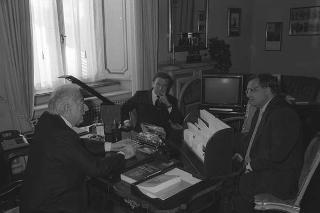 Il Presidente della Repubblica Francesco Cossiga riceve in udienza l'editore Gian Mauro Borsano e Cesare Lanza, direttore del nuovo quotidiano di Torino "La Gazzetta del Piemonte"