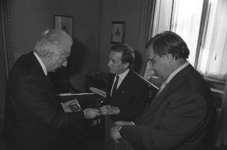 Il Presidente della Repubblica Francesco Cossiga riceve in udienza l'editore Gian Mauro Borsano e Cesare Lanza, direttore del nuovo quotidiano di Torino "La Gazzetta del Piemonte"