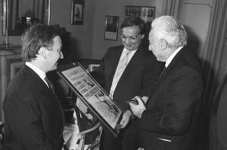 Il Presidente della Repubblica Francesco Cossiga riceve in udienza l'editore Gian Mauro Borsano e Cesare Lanza, direttore del nuovo quotidiano di Torino "La Gazzetta del Piemonte"