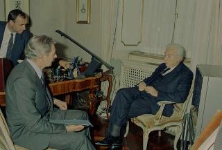 Il Presidente della Repubblica Francesco Cossiga incontra  Erik Amfitheatrof, della redazione di "Fortune International"