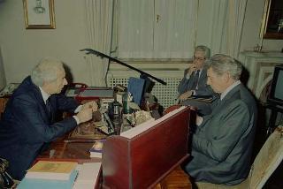 Il Presidente della Repubblica Francesco Cossiga incontra  Erik Amfitheatrof, della redazione di "Fortune International"