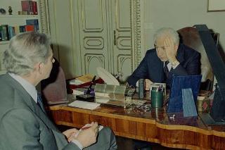 Il Presidente della Repubblica Francesco Cossiga incontra  Erik Amfitheatrof, della redazione di "Fortune International"