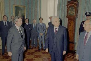 Cerimonia di consegna al Presidente della Repubblica, da parte dell'Ambasciatore Marco Colombo, della bandiera nazionale esposta dall'Ambasciata d'Italia ad Al Kuwait nel periodo dell'invasione irachena