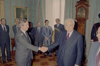Cerimonia di consegna al Presidente della Repubblica, da parte dell'Ambasciatore Marco Colombo, della bandiera nazionale esposta dall'Ambasciata d'Italia ad Al Kuwait nel periodo dell'invasione irachena