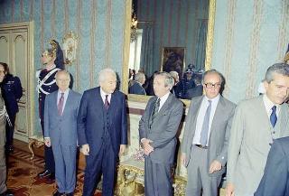 Cerimonia di consegna al Presidente della Repubblica, da parte dell'Ambasciatore Marco Colombo, della bandiera nazionale esposta dall'Ambasciata d'Italia ad Al Kuwait nel periodo dell'invasione irachena