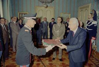 Cerimonia di consegna al Presidente della Repubblica, da parte dell'Ambasciatore Marco Colombo, della bandiera nazionale esposta dall'Ambasciata d'Italia ad Al Kuwait nel periodo dell'invasione irachena