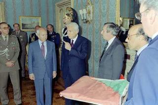 Cerimonia di consegna al Presidente della Repubblica, da parte dell'Ambasciatore Marco Colombo, della bandiera nazionale esposta dall'Ambasciata d'Italia ad Al Kuwait nel periodo dell'invasione irachena