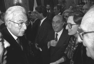 Il Presidente della Repubblica Francesco Cossiga riceve in udienza Carlo Tognoli, ministro del turismo e dello spettacolo, con la giuria e i candidati al Premio "David di Donatello"
