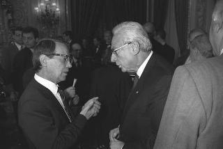 Il Presidente della Repubblica Francesco Cossiga riceve in udienza Carlo Tognoli, ministro del turismo e dello spettacolo, con la giuria e i candidati al Premio "David di Donatello"