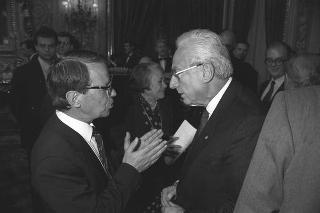 Il Presidente della Repubblica Francesco Cossiga riceve in udienza Carlo Tognoli, ministro del turismo e dello spettacolo, con la giuria e i candidati al Premio "David di Donatello"