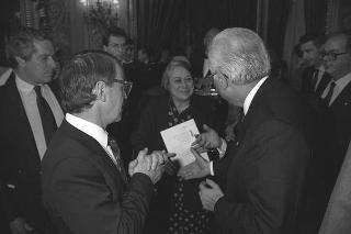 Il Presidente della Repubblica Francesco Cossiga riceve in udienza Carlo Tognoli, ministro del turismo e dello spettacolo, con la giuria e i candidati al Premio "David di Donatello"