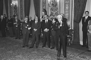Il Presidente della Repubblica Francesco Cossiga riceve in udienza Carlo Tognoli, ministro del turismo e dello spettacolo, con la giuria e i candidati al Premio "David di Donatello"