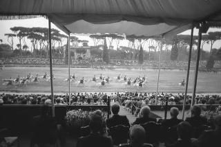 Intervento del Presidente della Repubblica Francesco Cossiga ad una manifestazione tecnico-dimostrativa militare a Piazza di Siena, nella ricorrenza del 45° anniversario della proclamazione della Repubblica. Piazza di Siena, Roma