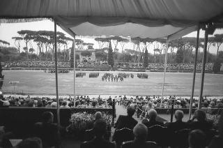 Intervento del Presidente della Repubblica Francesco Cossiga ad una manifestazione tecnico-dimostrativa militare a Piazza di Siena, nella ricorrenza del 45° anniversario della proclamazione della Repubblica. Piazza di Siena, Roma