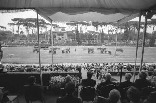 Intervento del Presidente della Repubblica Francesco Cossiga ad una manifestazione tecnico-dimostrativa militare a Piazza di Siena, nella ricorrenza del 45° anniversario della proclamazione della Repubblica. Piazza di Siena, Roma