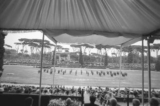 Intervento del Presidente della Repubblica Francesco Cossiga ad una manifestazione tecnico-dimostrativa militare a Piazza di Siena, nella ricorrenza del 45° anniversario della proclamazione della Repubblica. Piazza di Siena, Roma