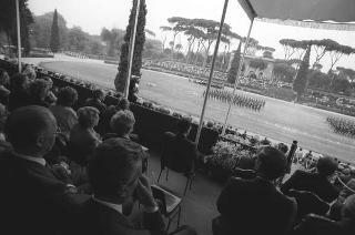 Intervento del Presidente della Repubblica Francesco Cossiga ad una manifestazione tecnico-dimostrativa militare a Piazza di Siena, nella ricorrenza del 45° anniversario della proclamazione della Repubblica. Piazza di Siena, Roma