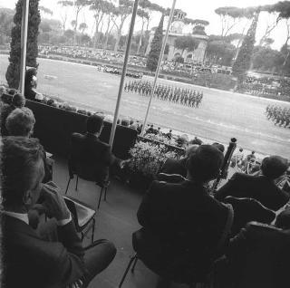 Intervento del Presidente della Repubblica Francesco Cossiga ad una manifestazione tecnico-dimostrativa militare a Piazza di Siena, nella ricorrenza del 45° anniversario della proclamazione della Repubblica. Piazza di Siena, Roma