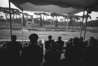 Intervento del Presidente della Repubblica Francesco Cossiga ad una manifestazione tecnico-dimostrativa militare a Piazza di Siena, nella ricorrenza del 45° anniversario della proclamazione della Repubblica. Piazza di Siena, Roma