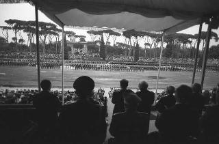 Intervento del Presidente della Repubblica Francesco Cossiga ad una manifestazione tecnico-dimostrativa militare a Piazza di Siena, nella ricorrenza del 45° anniversario della proclamazione della Repubblica. Piazza di Siena, Roma