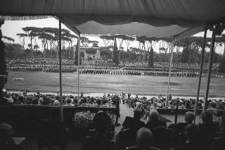 Intervento del Presidente della Repubblica Francesco Cossiga ad una manifestazione tecnico-dimostrativa militare a Piazza di Siena, nella ricorrenza del 45° anniversario della proclamazione della Repubblica. Piazza di Siena, Roma