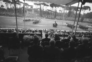 Intervento del Presidente della Repubblica Francesco Cossiga ad una manifestazione tecnico-dimostrativa militare a Piazza di Siena, nella ricorrenza del 45° anniversario della proclamazione della Repubblica. Piazza di Siena, Roma