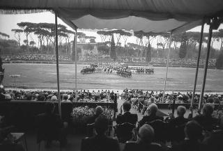 Intervento del Presidente della Repubblica Francesco Cossiga ad una manifestazione tecnico-dimostrativa militare a Piazza di Siena, nella ricorrenza del 45° anniversario della proclamazione della Repubblica. Piazza di Siena, Roma