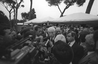 Intervento del Presidente della Repubblica Francesco Cossiga ad una manifestazione tecnico-dimostrativa militare a Piazza di Siena, nella ricorrenza del 45° anniversario della proclamazione della Repubblica. Piazza di Siena, Roma