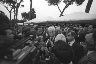 Intervento del Presidente della Repubblica Francesco Cossiga ad una manifestazione tecnico-dimostrativa militare a Piazza di Siena, nella ricorrenza del 45° anniversario della proclamazione della Repubblica. Piazza di Siena, Roma