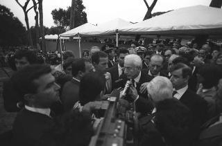 Intervento del Presidente della Repubblica Francesco Cossiga ad una manifestazione tecnico-dimostrativa militare a Piazza di Siena, nella ricorrenza del 45° anniversario della proclamazione della Repubblica. Piazza di Siena, Roma
