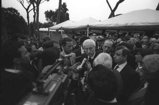 Intervento del Presidente della Repubblica Francesco Cossiga ad una manifestazione tecnico-dimostrativa militare a Piazza di Siena, nella ricorrenza del 45° anniversario della proclamazione della Repubblica. Piazza di Siena, Roma