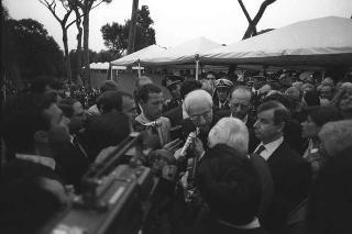 Intervento del Presidente della Repubblica Francesco Cossiga ad una manifestazione tecnico-dimostrativa militare a Piazza di Siena, nella ricorrenza del 45° anniversario della proclamazione della Repubblica. Piazza di Siena, Roma
