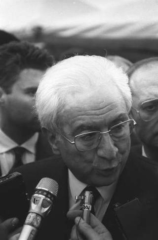 Intervento del Presidente della Repubblica Francesco Cossiga ad una manifestazione tecnico-dimostrativa militare a Piazza di Siena, nella ricorrenza del 45° anniversario della proclamazione della Repubblica. Piazza di Siena, Roma