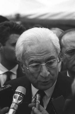 Intervento del Presidente della Repubblica Francesco Cossiga ad una manifestazione tecnico-dimostrativa militare a Piazza di Siena, nella ricorrenza del 45° anniversario della proclamazione della Repubblica. Piazza di Siena, Roma