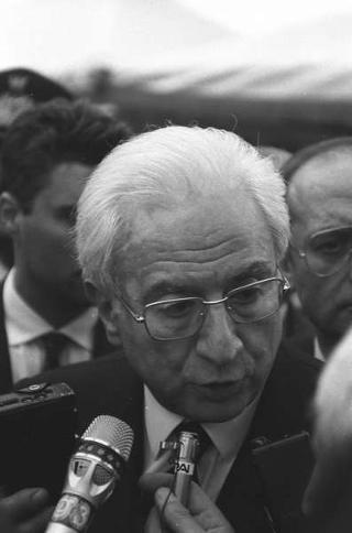 Intervento del Presidente della Repubblica Francesco Cossiga ad una manifestazione tecnico-dimostrativa militare a Piazza di Siena, nella ricorrenza del 45° anniversario della proclamazione della Repubblica. Piazza di Siena, Roma