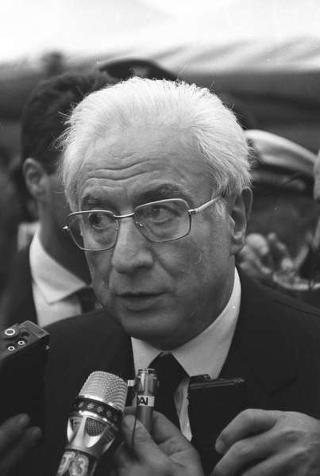 Intervento del Presidente della Repubblica Francesco Cossiga ad una manifestazione tecnico-dimostrativa militare a Piazza di Siena, nella ricorrenza del 45° anniversario della proclamazione della Repubblica. Piazza di Siena, Roma