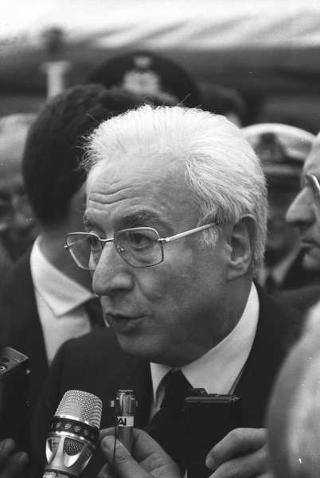 Intervento del Presidente della Repubblica Francesco Cossiga ad una manifestazione tecnico-dimostrativa militare a Piazza di Siena, nella ricorrenza del 45° anniversario della proclamazione della Repubblica. Piazza di Siena, Roma