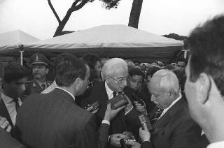 Intervento del Presidente della Repubblica Francesco Cossiga ad una manifestazione tecnico-dimostrativa militare a Piazza di Siena, nella ricorrenza del 45° anniversario della proclamazione della Repubblica. Piazza di Siena, Roma