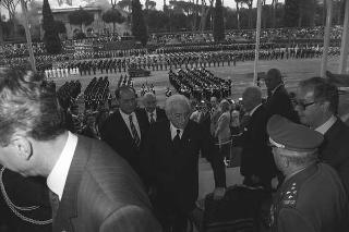 Intervento del Presidente della Repubblica Francesco Cossiga ad una manifestazione tecnico-dimostrativa militare a Piazza di Siena, nella ricorrenza del 45° anniversario della proclamazione della Repubblica. Piazza di Siena, Roma