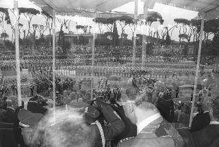 Intervento del Presidente della Repubblica Francesco Cossiga ad una manifestazione tecnico-dimostrativa militare a Piazza di Siena, nella ricorrenza del 45° anniversario della proclamazione della Repubblica. Piazza di Siena, Roma