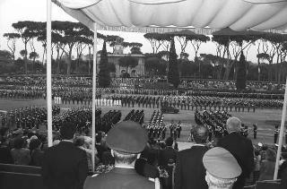 Intervento del Presidente della Repubblica Francesco Cossiga ad una manifestazione tecnico-dimostrativa militare a Piazza di Siena, nella ricorrenza del 45° anniversario della proclamazione della Repubblica. Piazza di Siena, Roma