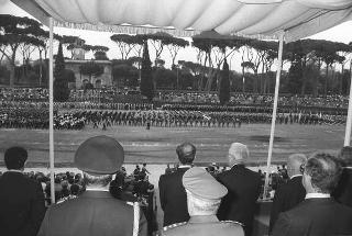 Intervento del Presidente della Repubblica Francesco Cossiga ad una manifestazione tecnico-dimostrativa militare a Piazza di Siena, nella ricorrenza del 45° anniversario della proclamazione della Repubblica. Piazza di Siena, Roma