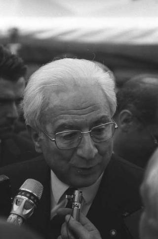 Intervento del Presidente della Repubblica Francesco Cossiga ad una manifestazione tecnico-dimostrativa militare a Piazza di Siena, nella ricorrenza del 45° anniversario della proclamazione della Repubblica. Piazza di Siena, Roma